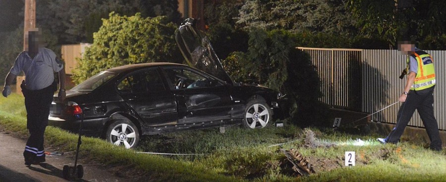 Tragikus baleset: kirepült egy 3 éves gyerek a BMW-ből, amikor az egy kerítésnek csapódott