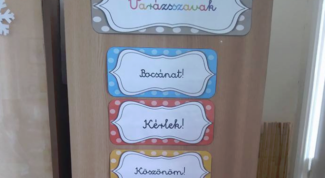 Második osztályosok szekrényére vannak ragasztva a VARÁZSSZAVAK!