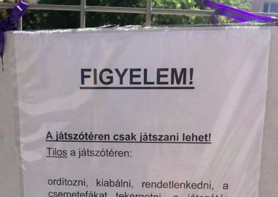 Egy játszótér kerítésére rakták ki ezt a felszólítást...